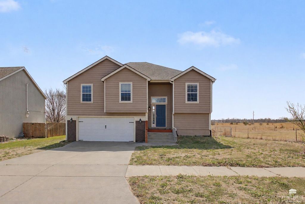 3111 Oakwood Drive, Junction City, KS 66441