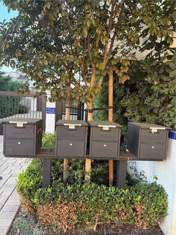 10612 W Kareen Court, North Hollywood, CA 91602