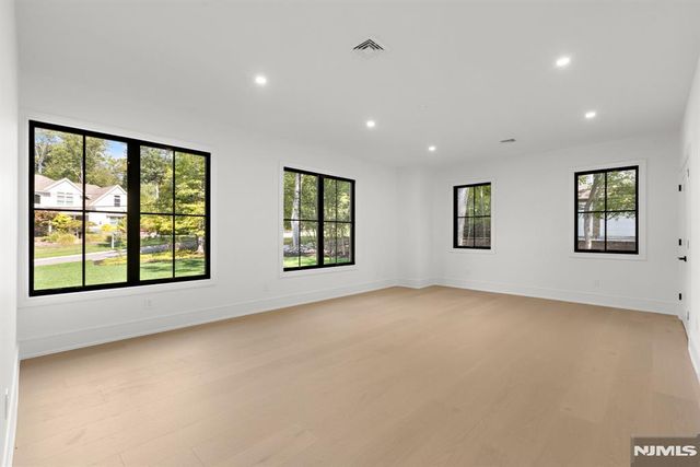 36 Hampshire Hill Road, Upper Saddle River, NJ 07458