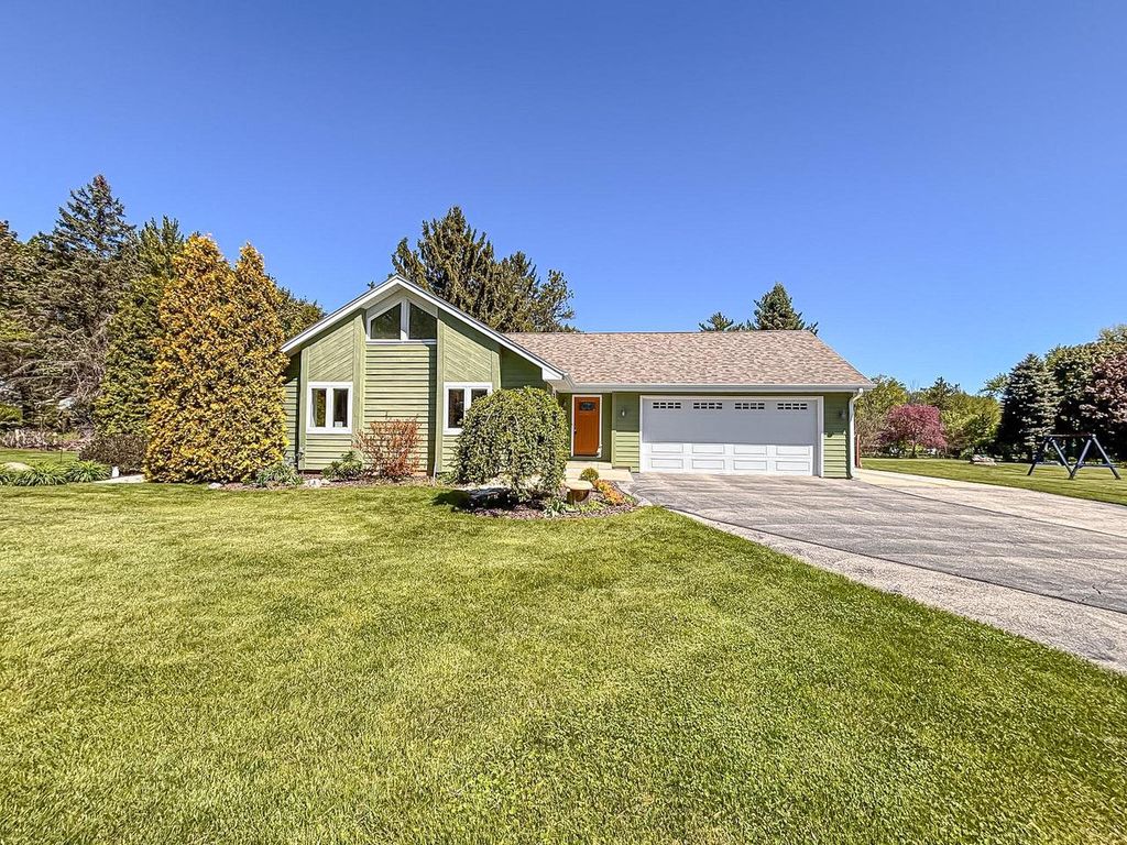 S50W30750 Walnut STREET, Mukwonago, WI 53149