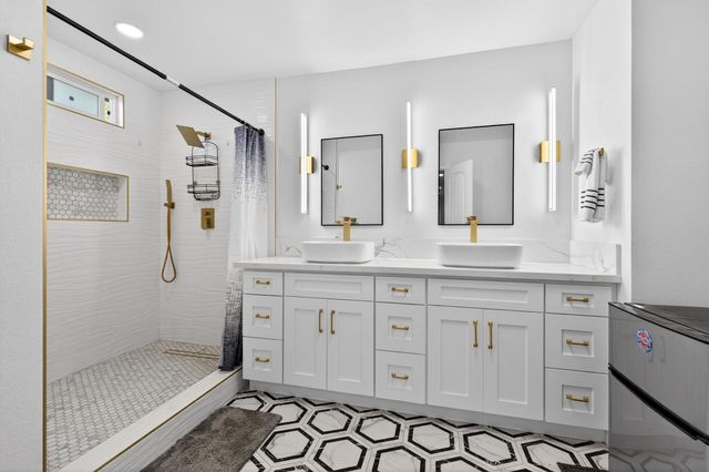 105 W Herndon Ave Spc 64, Pinedale, CA 93650