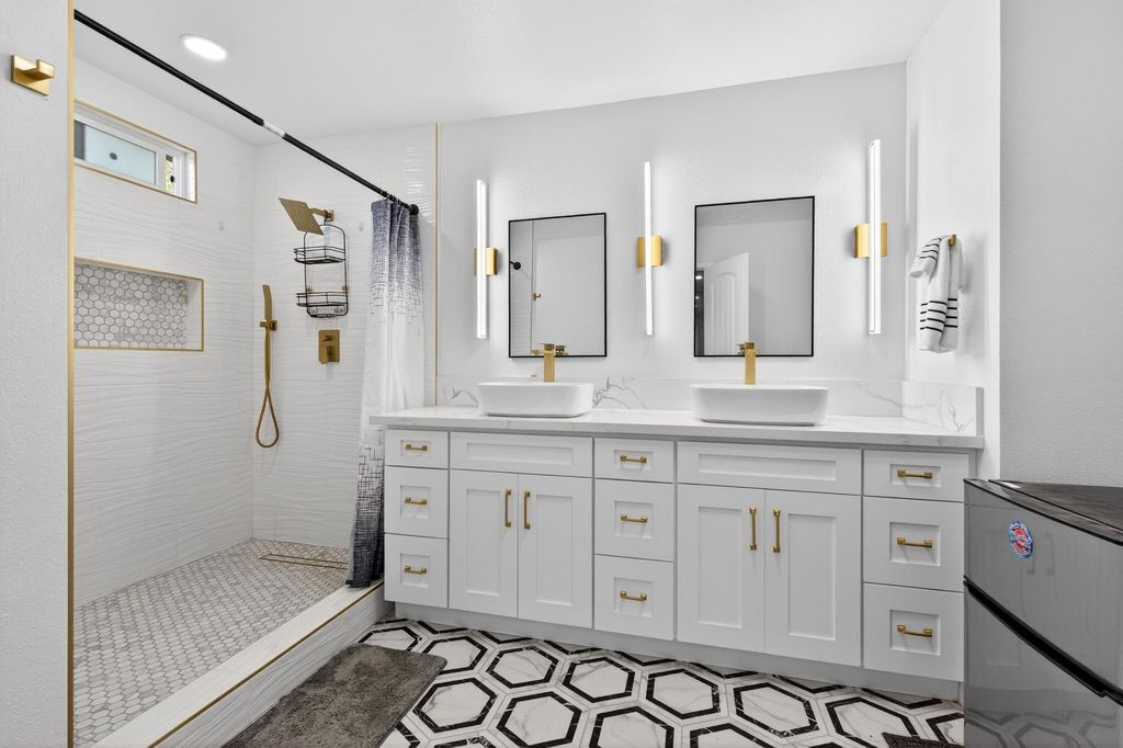 Image 22 of property listing at 105 W Herndon Ave Spc 64, Pinedale, CA 93650