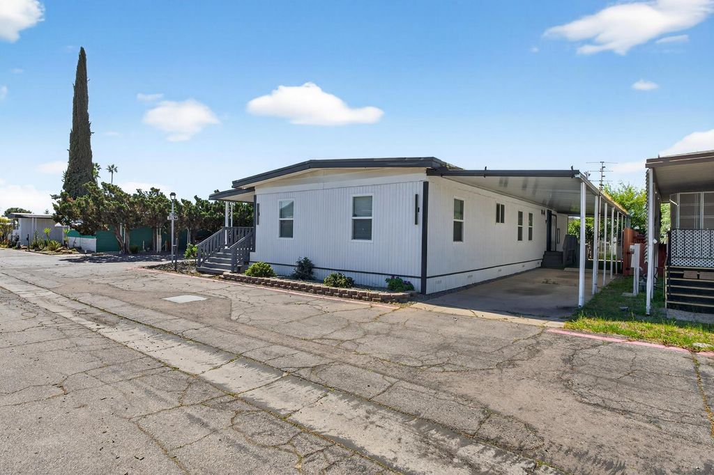 Image 33 of property listing at 105 W Herndon Ave Spc 64, Pinedale, CA 93650