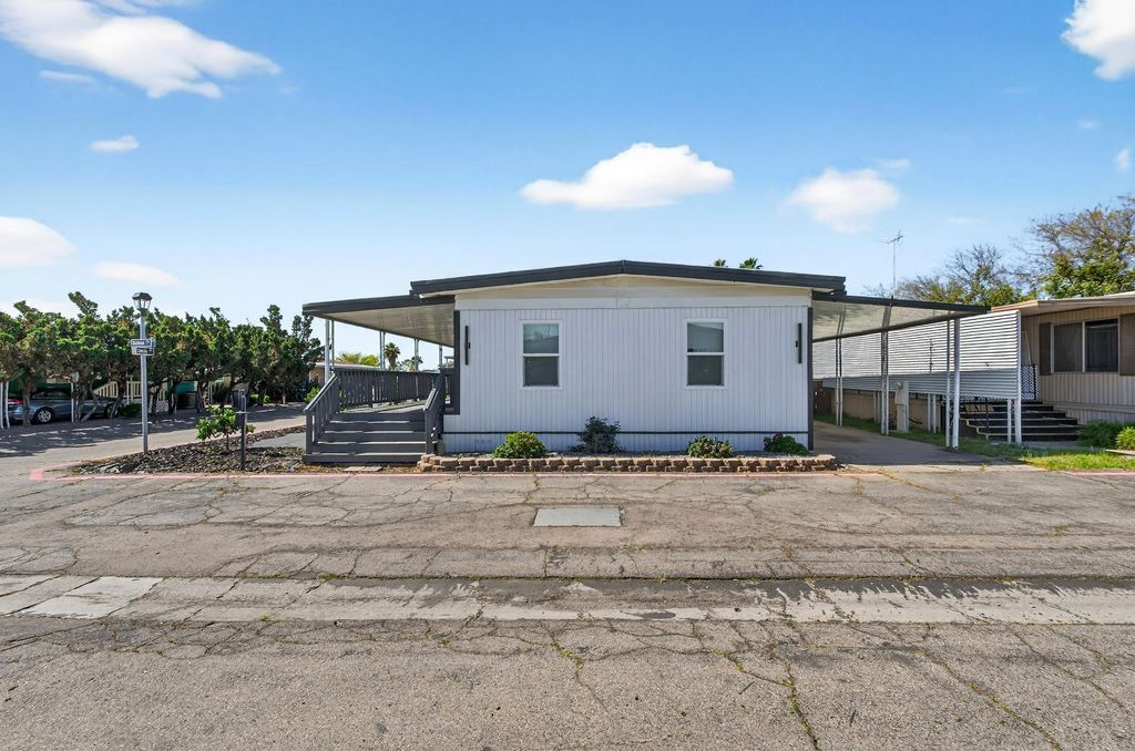 Image 34 of property listing at 105 W Herndon Ave Spc 64, Pinedale, CA 93650