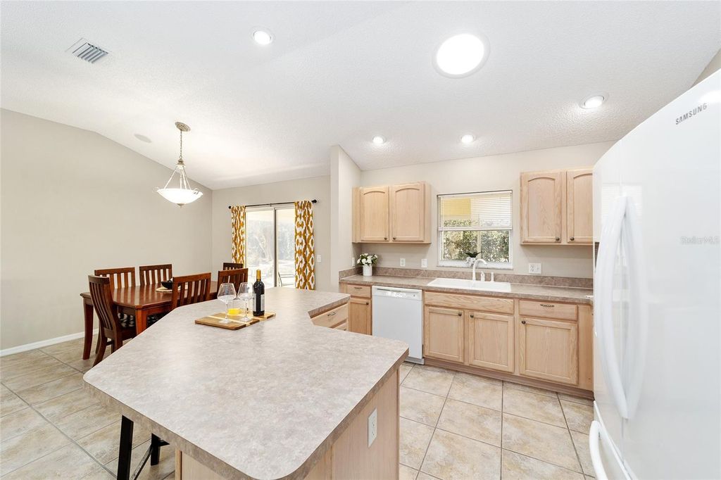 Image 21 of property listing at 17180 SE 93RD YONDEL CIRCLE, The Villages, FL 32162