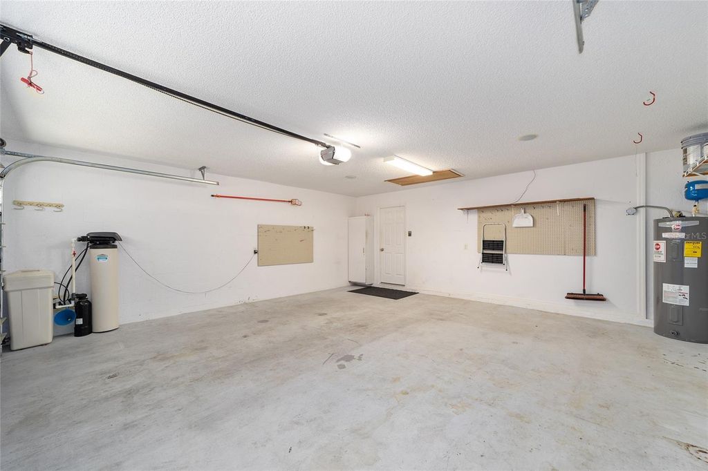 Image 38 of property listing at 17180 SE 93RD YONDEL CIRCLE, The Villages, FL 32162