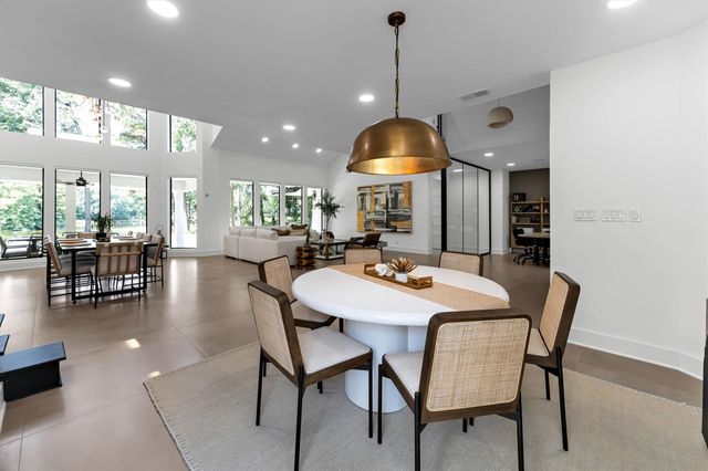 1 E Wedgewood Glen, The Woodlands, TX 77381