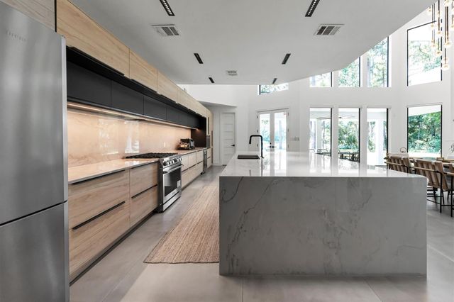 1 E Wedgewood Glen, The Woodlands, TX 77381