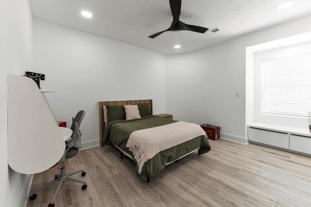 1 E Wedgewood Glen, The Woodlands, TX 77381