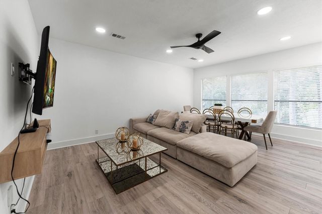 1 E Wedgewood Glen, The Woodlands, TX 77381