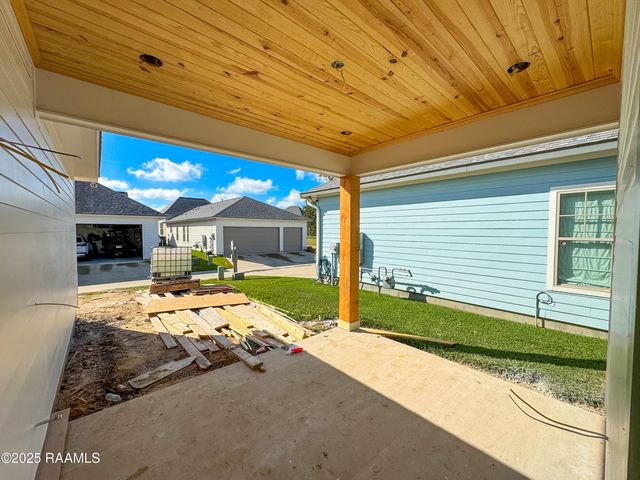 122 Oak Village Drive, Scott, LA 70583