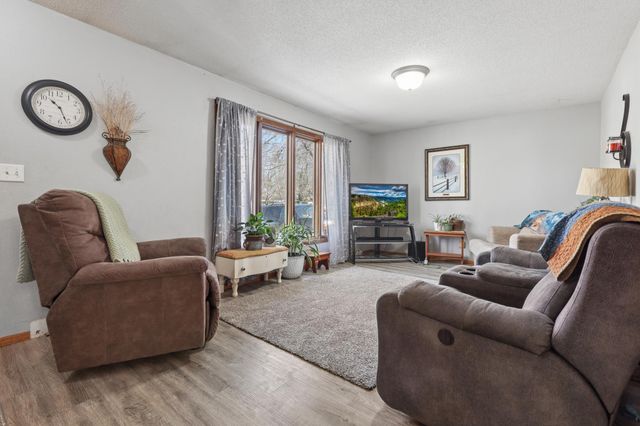 908 Pleasantview Drive SE, Willmar, MN 56201