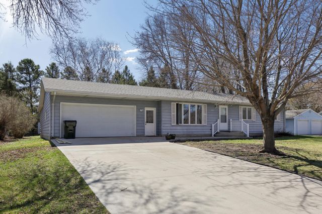 908 Pleasantview Drive SE, Willmar, MN 56201
