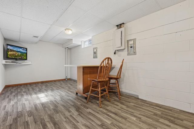 908 Pleasantview Drive SE, Willmar, MN 56201