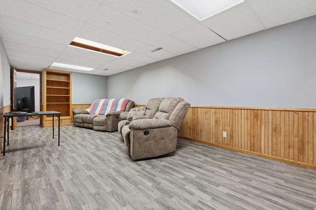 908 Pleasantview Drive SE, Willmar, MN 56201