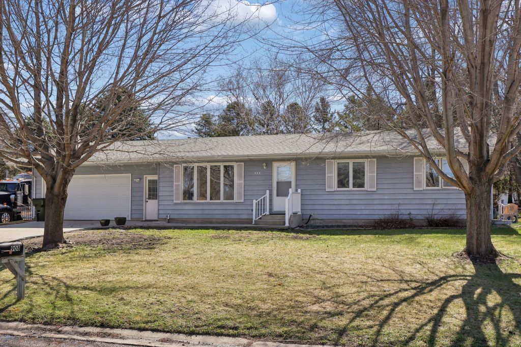 908 Pleasantview Drive SE, Willmar, MN 56201
