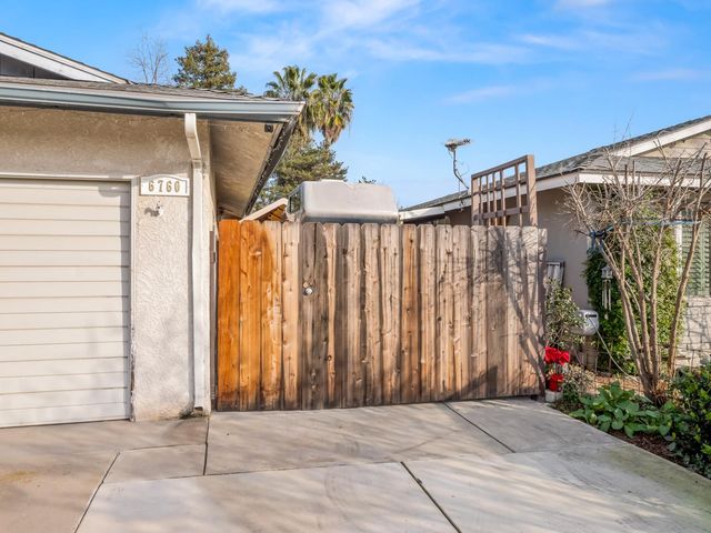 6760 N Price Avenue, Fresno, CA 93710