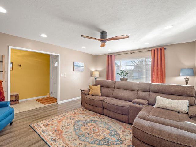 6760 N Price Avenue, Fresno, CA 93710