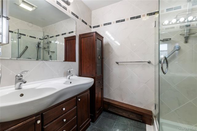 25 Chapel Place 2L, Great Neck, NY 11021