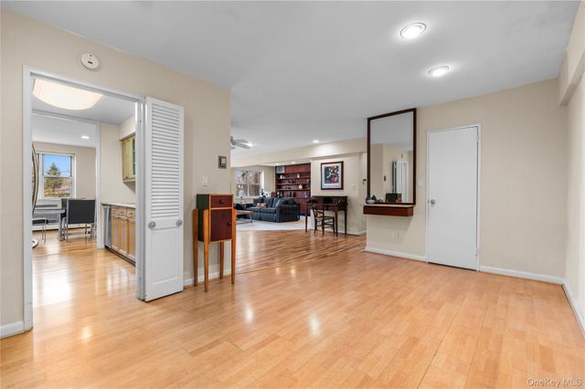 25 Chapel Place 2L, Great Neck, NY 11021