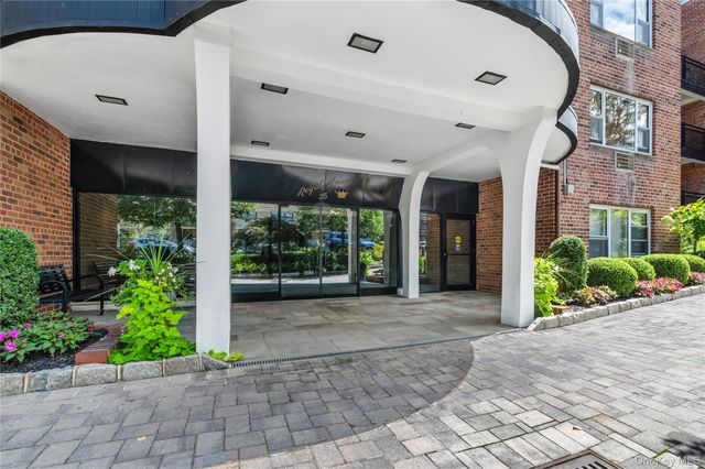 25 Chapel Place 2L, Great Neck, NY 11021