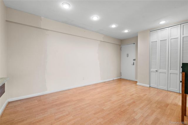 25 Chapel Place 2L, Great Neck, NY 11021