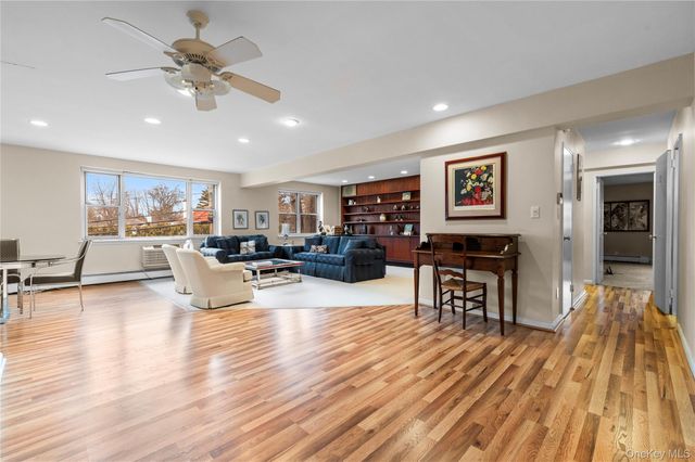 25 Chapel Place 2L, Great Neck, NY 11021