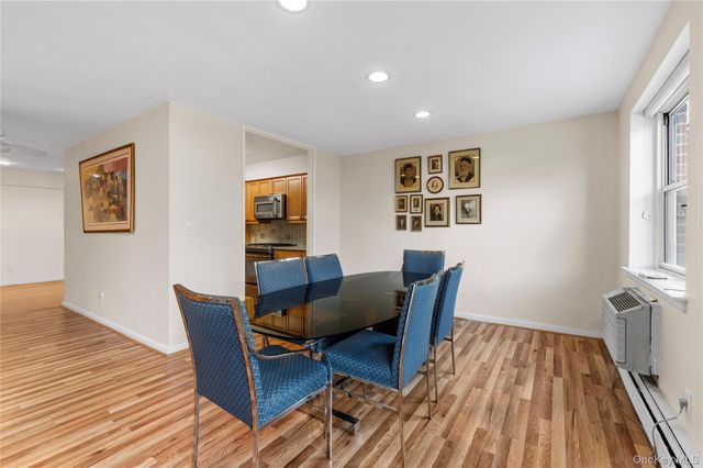 25 Chapel Place 2L, Great Neck, NY 11021