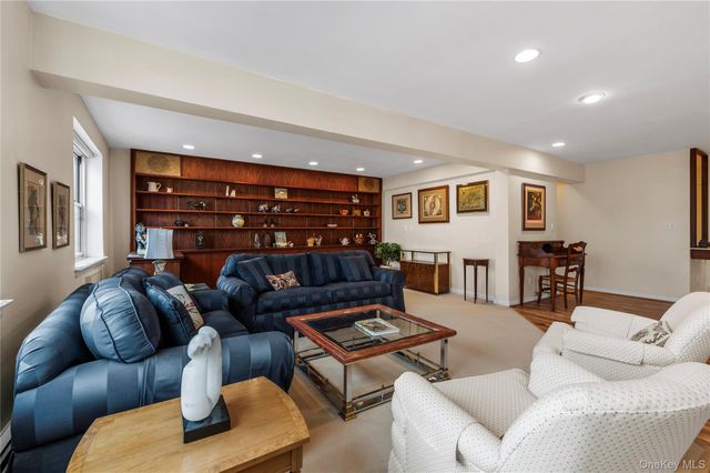 25 Chapel Place 2L, Great Neck, NY 11021