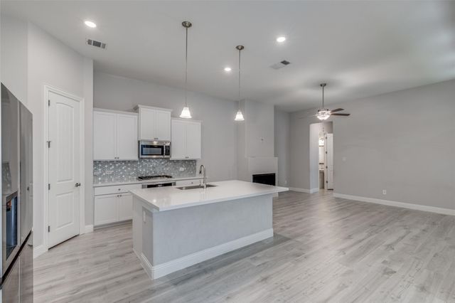 4322 Maple Bloom Drive, Arlington, TX 76005