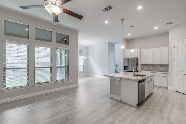 4322 Maple Bloom Drive, Arlington, TX 76005