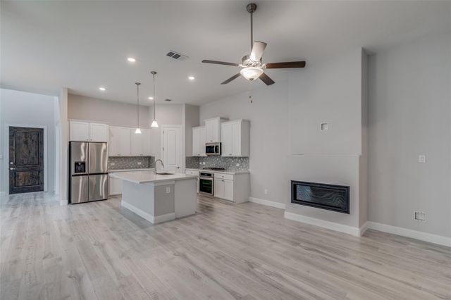 4322 Maple Bloom Drive, Arlington, TX 76005