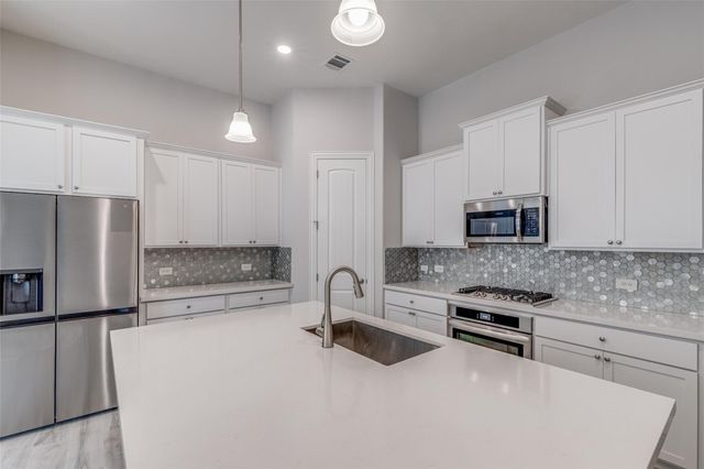 4322 Maple Bloom Drive, Arlington, TX 76005