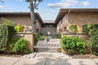 62 E Center Avenue 62, Lake Bluff, IL 60044