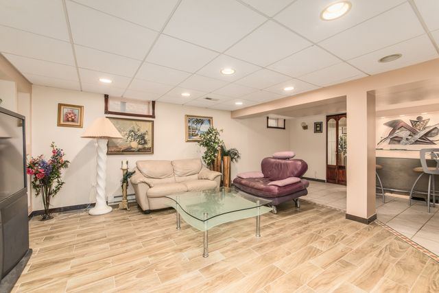 2950 Briarwood Drive W, Mount Prospect, IL 60056