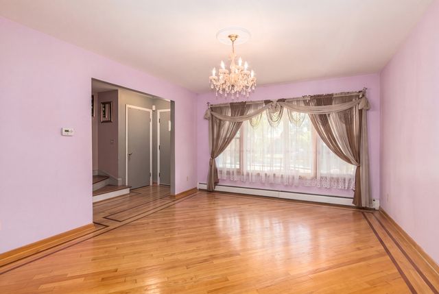 2950 Briarwood Drive W, Mount Prospect, IL 60056