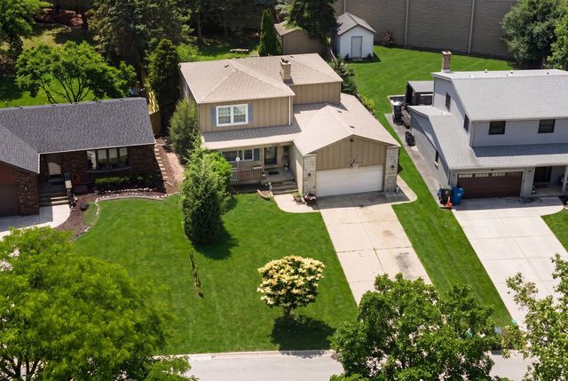 2950 Briarwood Drive W, Mount Prospect, IL 60056