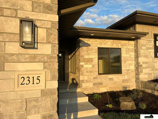 2315 S 90TH Circle, Lincoln, NE 68520