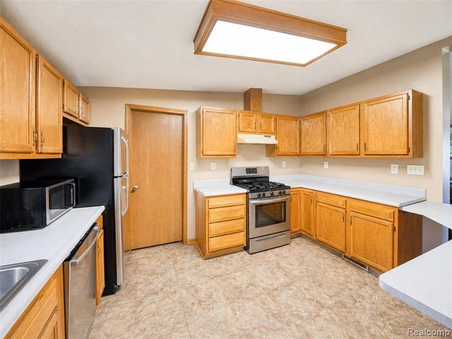 13129 Evelyn Court, Belleville, MI 48111
