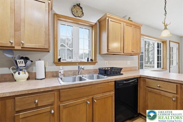 48 Hunt Trail, Penn Forest Twp, PA 18210