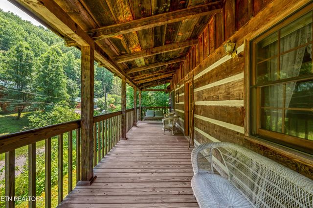 727 Hidden Valley Rd, Gatlinburg, TN 37738