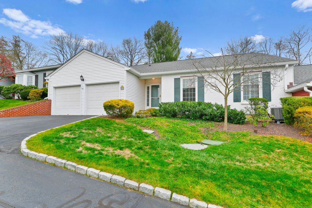 47 Bank Street 47, New Canaan, CT 06840