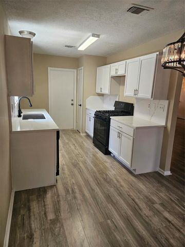 10913 Mulberry Court, La Porte, TX 77571