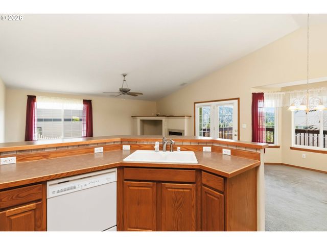 912 EDINBURGH Ct, Kelso, WA 98626