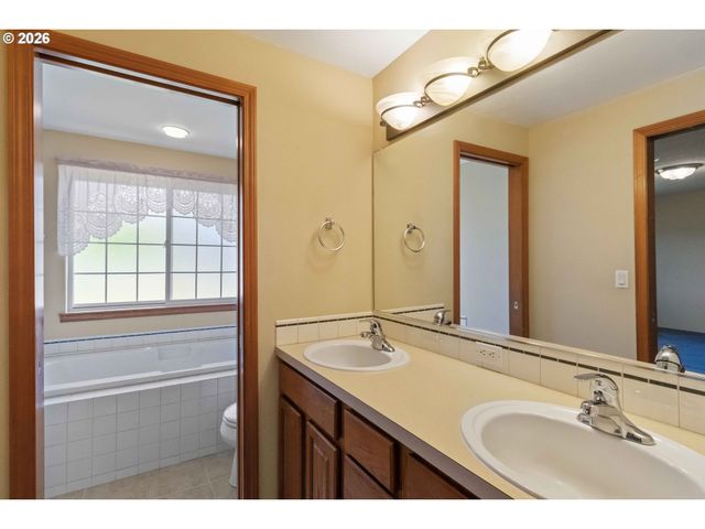 912 EDINBURGH Ct, Kelso, WA 98626