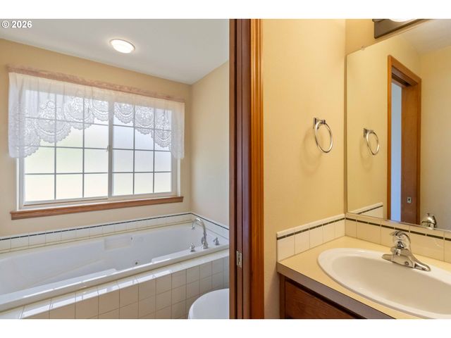 912 EDINBURGH Ct, Kelso, WA 98626