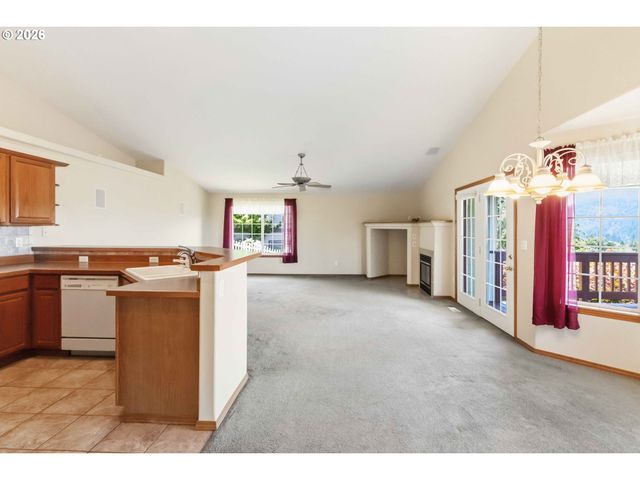 912 EDINBURGH Ct, Kelso, WA 98626