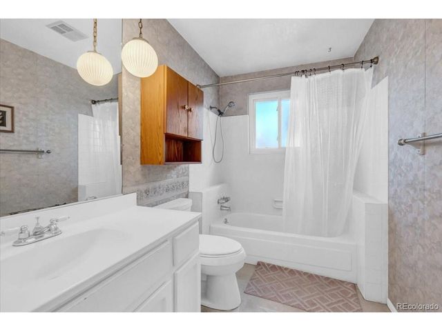 1701 Biscay St, Aurora, CO 80011