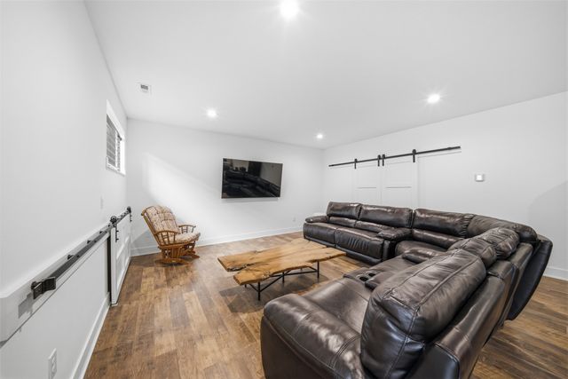 10400 Hidden Valley Drive, Johnston, IA 50131