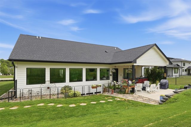 10400 Hidden Valley Drive, Johnston, IA 50131